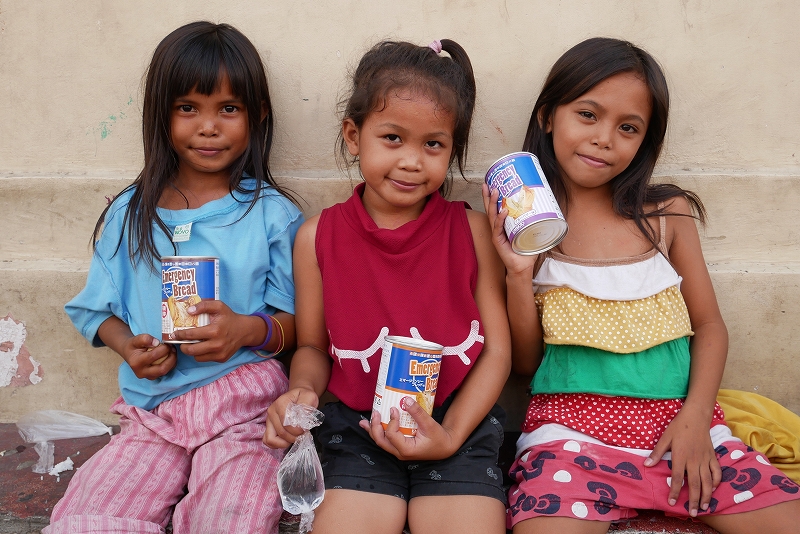 フィリピン・セブ島のスラム地域で防災用パンを提供